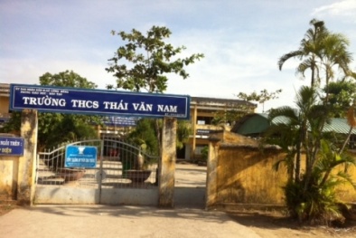 Hiệu trưởng quyên góp tiền giáo viên để tổ chức tiệc, mua quà cho khách