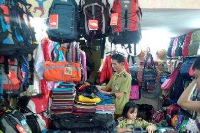 Cửa hàng ở phố cổ bán đồ hiệu giả cho “tây balo”