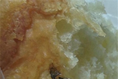 Tá hỏa vì bánh mì có côn trùng