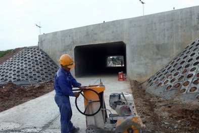 Thông hầm đường bộ dài 720m tuyến cao tốc Nội Bài-Lào Cai