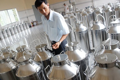 Nông dân sản xuất rượu thanh long