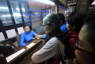 Khó mua vé tàu tết qua mạng, khách hàng vẫn đến ga