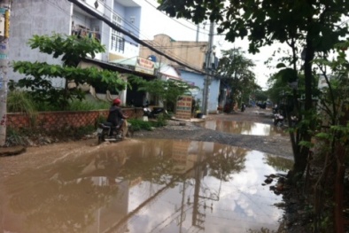 Né trạm thu phí, xe tải phá nát đường dân sinh gây nhiều bức xúc