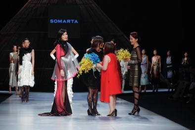 Người mẫu bị chê vô lễ của Next Top Model làm vedette show của NTK Nhật Bản