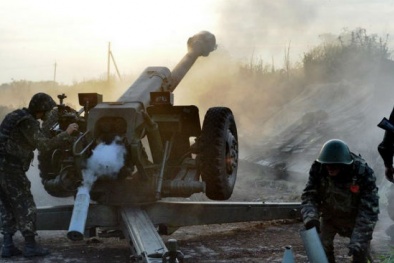 Ukraine ‘chân trước’ hòa hoãn với quân ly khai, ‘chân sau’ tấn công Donetsk