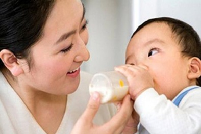 Những sai lầm cần tránh khi pha sữa cho trẻ