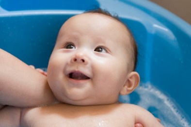 Những điều mẹ cần biết khi tắm cho trẻ sơ sinh vào mùa đông