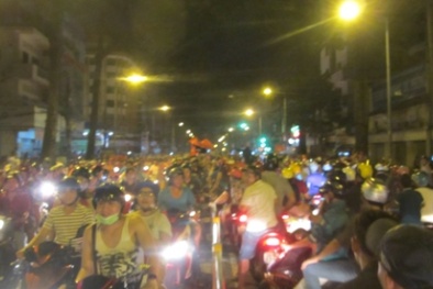 Cổ động viên ra đường ăn mừng sau chiến thắng rực rỡ của đội Việt Nam