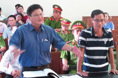 Kiện công an vì bị… khám ngực