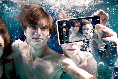 Sony 'chơi trội', mở cửa hàng điện thoại chống nước dưới biển