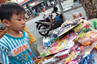 Phát hiện hóa chất cực độc trong quần áo và đồ chơi trẻ em 