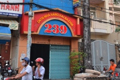 Phá ổ mại dâm núp bóng nhà hàng karaoke không phép giữa Sài Gòn