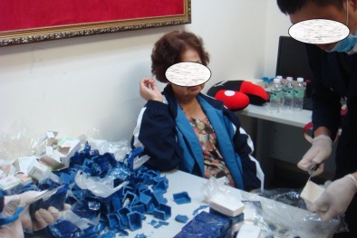 Bắt bà lão vận chuyển gần 3kg heroin ngụy trang trong xà bông