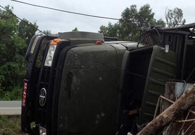 Xe tải quân sự bị lật, 5 chiến sĩ hy sinh