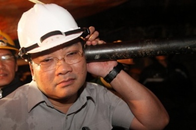 Phó Thủ tướng Hoàng Trung Hải nói chuyện với công nhân bị kẹt trong hầm thủy điện Đạ Dâng