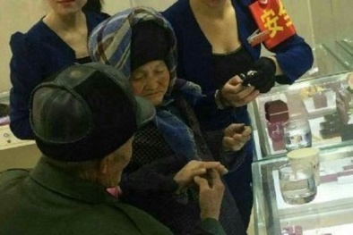 Cảm động cụ ông nghèo tích tiền mua nhẫn kim cương cho vợ