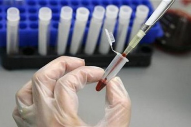 Bác sĩ dùng ống tiêm bẩn truyền HIV hơn 100 người