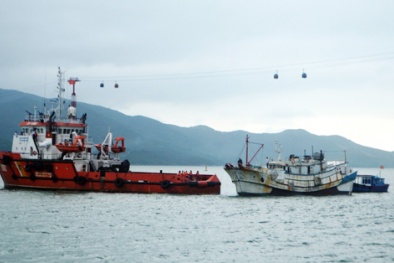 Cảnh sát biển Việt Nam cứu tàu cá Trung Quốc gặp nạn trên Biển Đông