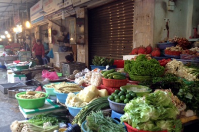 Hà Nội: Xăng dầu giảm giá kỷ lục, thực phẩm vẫn rục rịch tăng