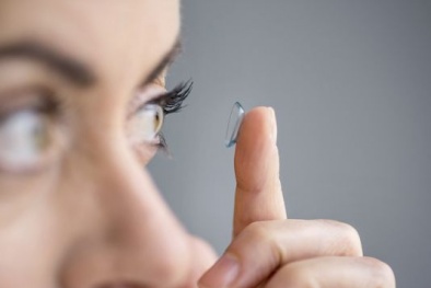 Nhiễm trùng mắt, viêm giác mạc do kính áp tròng