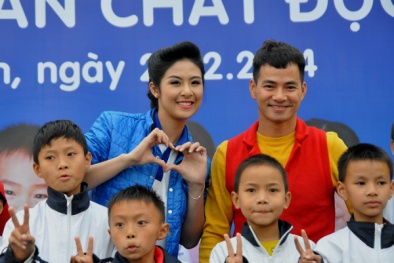 Ngọc Hân và Xuân Bắc giao lưu cùng trẻ em mang di chứng chất độc da cam