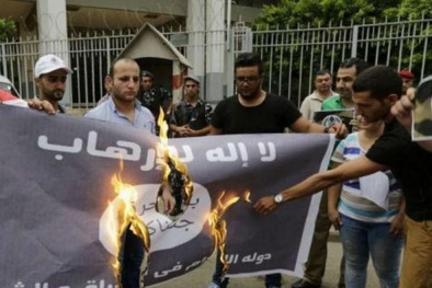 Khủng bố IS bắt cóc 170 người sau khi bị người dân đốt cờ