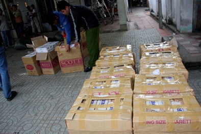 Hàng trăm cảnh sát đột kích kho thuốc lá lậu 'khủng'