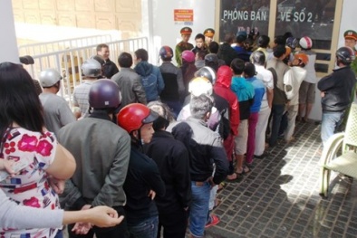 Khán giả rồng rắn xếp hàng mua vé xem trận mở màn V-League