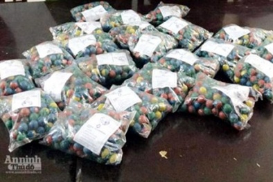 Phát hiện hàng nghìn quả pháo bi giống kẹo ngậm