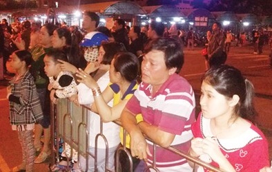 Dân Đà Nẵng xếp hàng ngóng chờ ông Nguyễn Bá Thanh về chữa trị bệnh