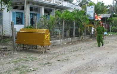 Mang quan tài phản đổi đoàn cưỡng chế