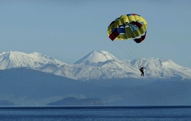 13 người thoát chết ngoạn mục khi máy bay đâm xuống hồ