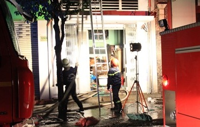 Cụ bà may mắn thoát chết khi lửa thiêu trụi ngôi nhà giữa đêm