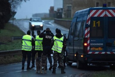 Nghi phạm thảm sát Charlie Hebdo đấu súng, bắt cóc con tin ở Đông Bắc Paris