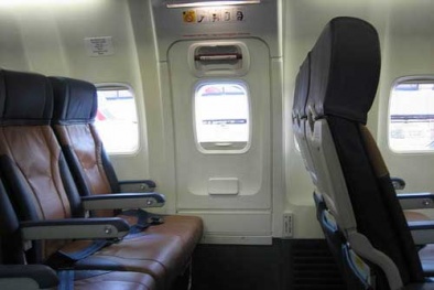 25 hành khách Trung Quốc bị bắt do mở cửa thoát hiểm khi máy bay đang bay