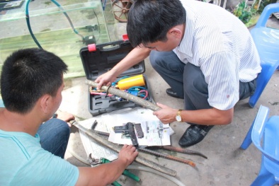 Làm rõ hành vi của 2 đối tượng đi xe đạp mang theo kiếm, vam phá khóa