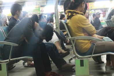 Đêm trắng chờ mua vé xe tết nhưng vẫn hết