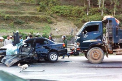 Thanh Hóa: Ô tô con bị đâm bẹp dúm, 5 người trong xe hoảng loạn