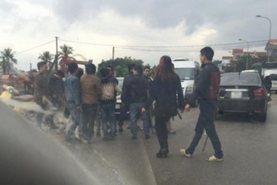 Xôn xao cô dâu đuổi trai làng phá đám cưới cứu chú rể