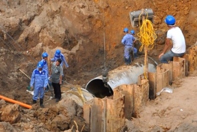 Lần thứ 10 đường ống nước sạch Sông Đà tiếp tục vỡ