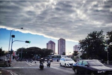 Bầu trời bỗng chia ranh giới giữa 'thiên đường' và 'địa ngục'