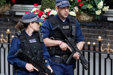Lo khủng bố cảnh sát Anh được trang bị súng bắn điện
