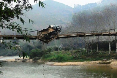 ‘Hú hồn’ trước cảnh xe tải bị mắc kẹt, lơ lửng giữa cầu treo