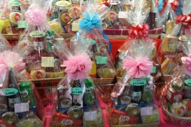 Giỏ quà tết năm 2015: Hình thức phong phú, cảnh giác hàng dỏm