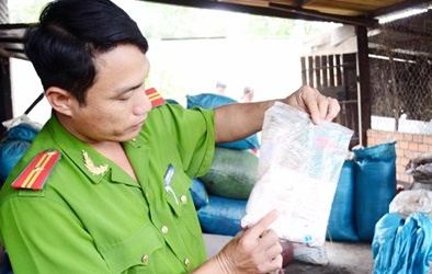 Dùng hóa chất lạ chế biến cà phê trên nền nhà