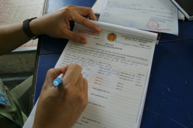 Mua bình xăng 20 lít  bị “ngót” mất 1,9 lít 