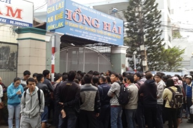 TP.HCM: Vật vã, chen chúc mua vé xe tết về Tây Nguyên