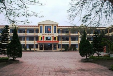 Nữ sinh túm tóc, đánh cô giáo vì bị ghi vào sổ đầu bài