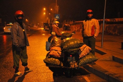 Thức trắng đêm theo chân công ty mua bán rau không rõ nguồn gốc