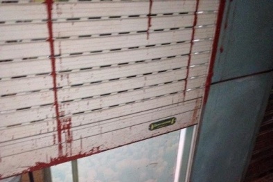 Nửa đêm bị ném 'bom bẩn' vào nhà giữa thủ đô